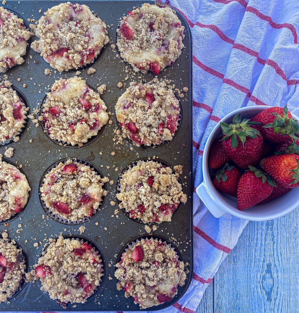 strawberry-cream-cheese-muffins-bobalu-berries